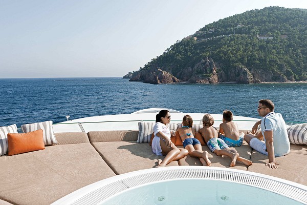 做資深三亞旅游達(dá)人，游艇旅游更時(shí)尚！