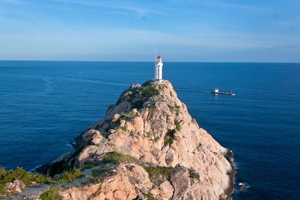 三亞海釣?zāi)康牡赝扑]，租艘釣魚艇去海釣吧！